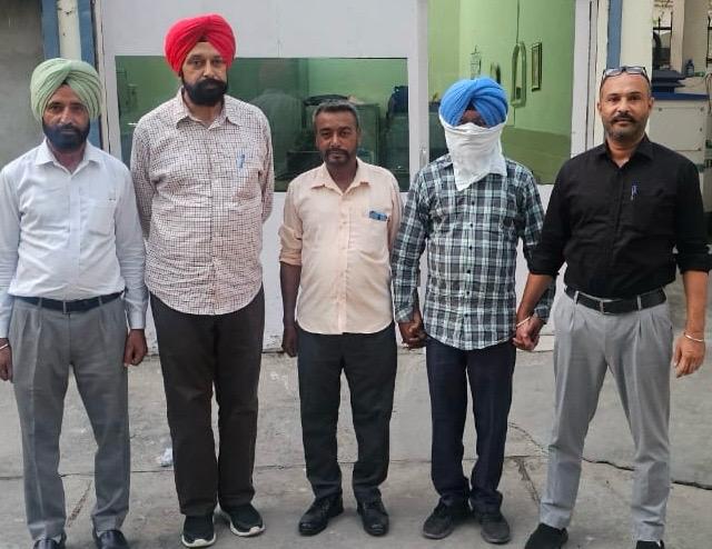Punjab Home Guard volunteer caught by Vigilance taking bribe of ten thousand rupees